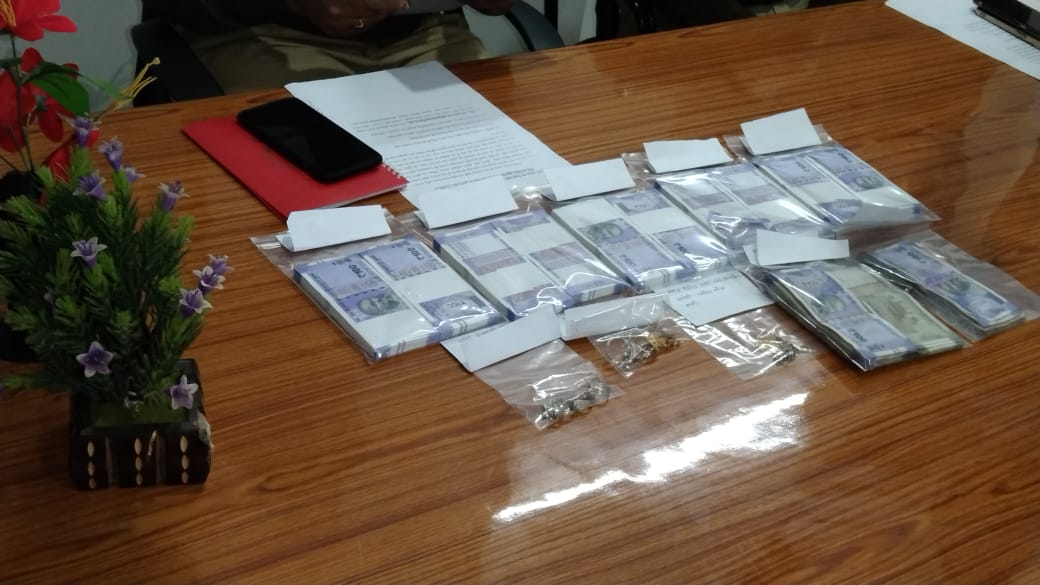 भा.ज.पा नेता के घर हुई चोरी का किया खुलासा, 03 चोर मय माल के पुलिस की गिरफ्तर में